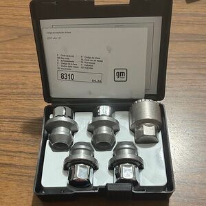 GM Wheel Lock Set with Case